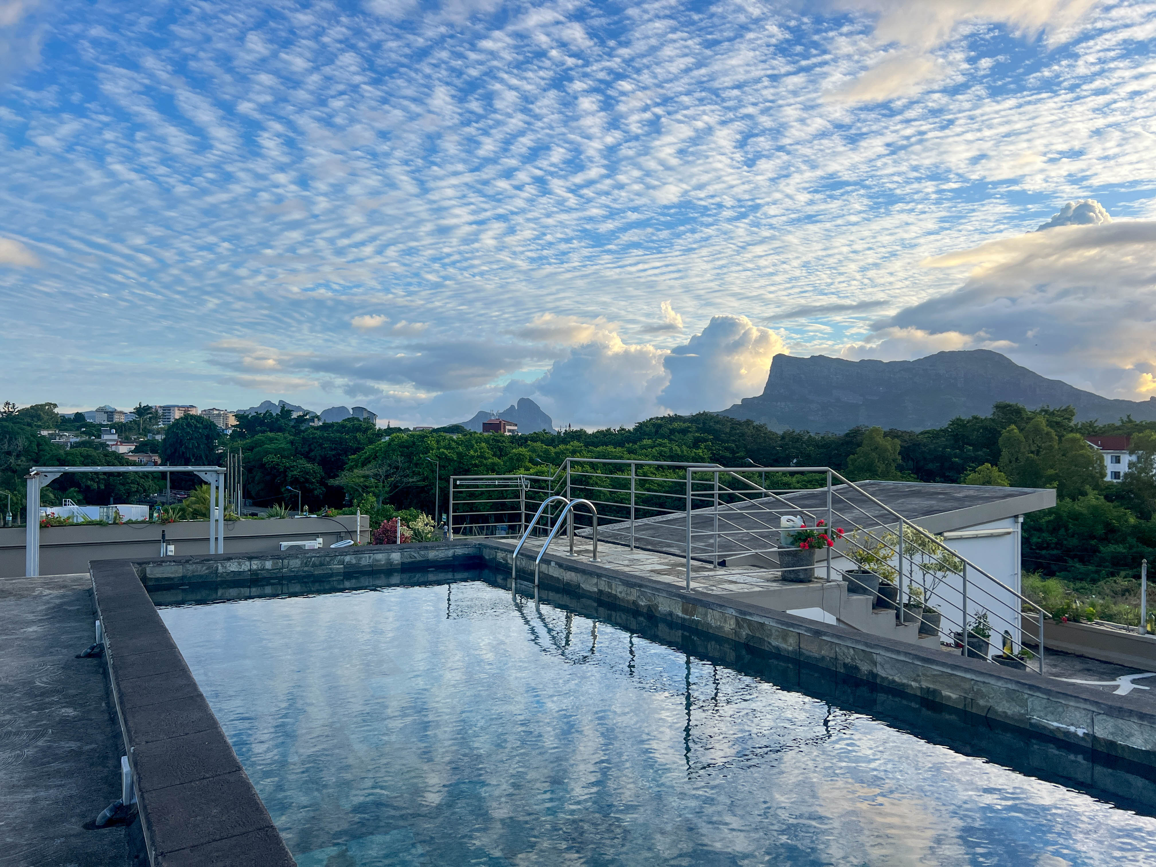 FOR RENT - 2-BEDROOM APARTMENT WITH POOL- EBÈNE 3