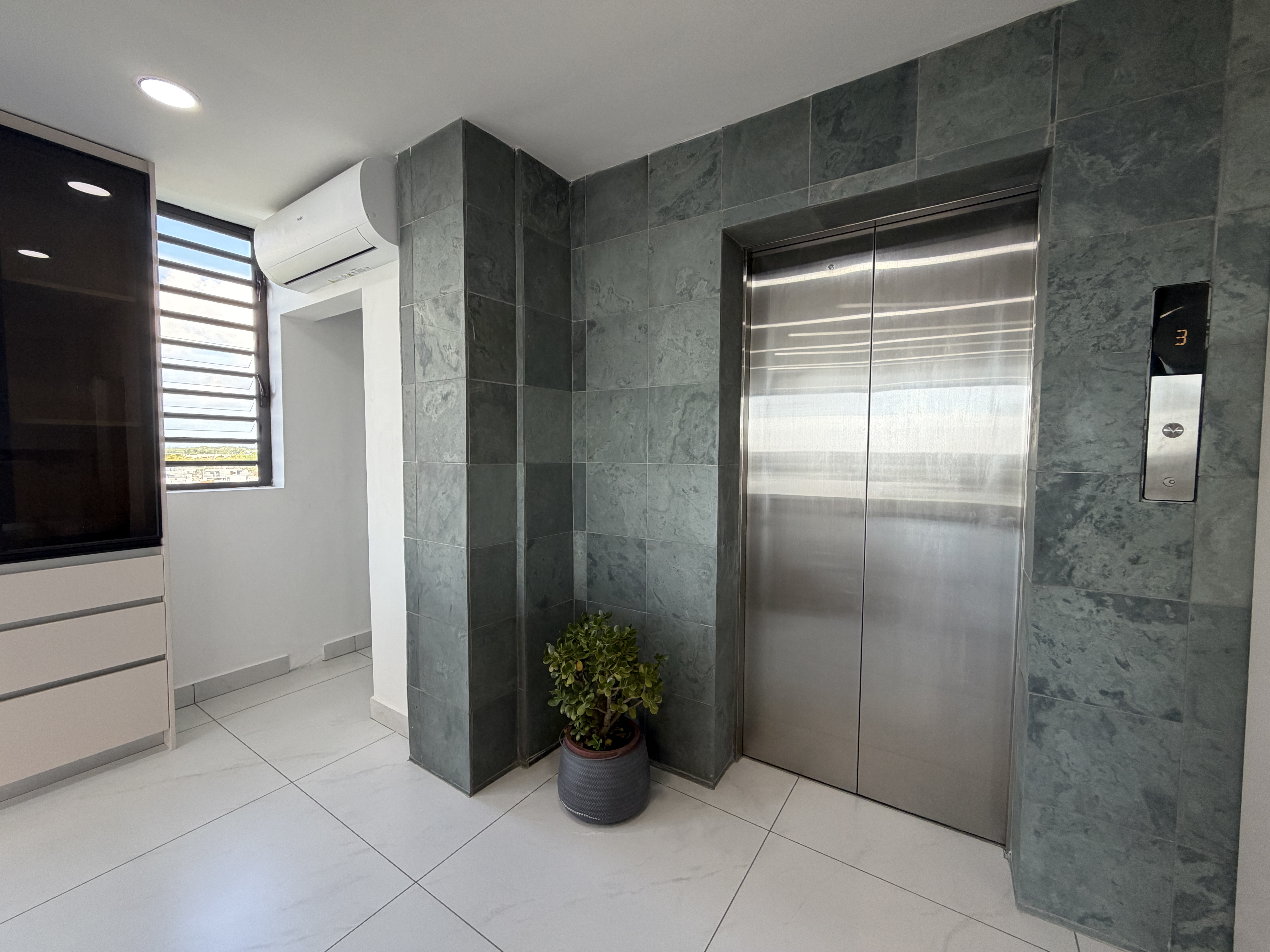 FOR RENT - A 3-BEDROOM PENTHOUSE WITH ITS OWN ROOFTOP POOL, GRAND BAY | CAP MALHEUREUX 3