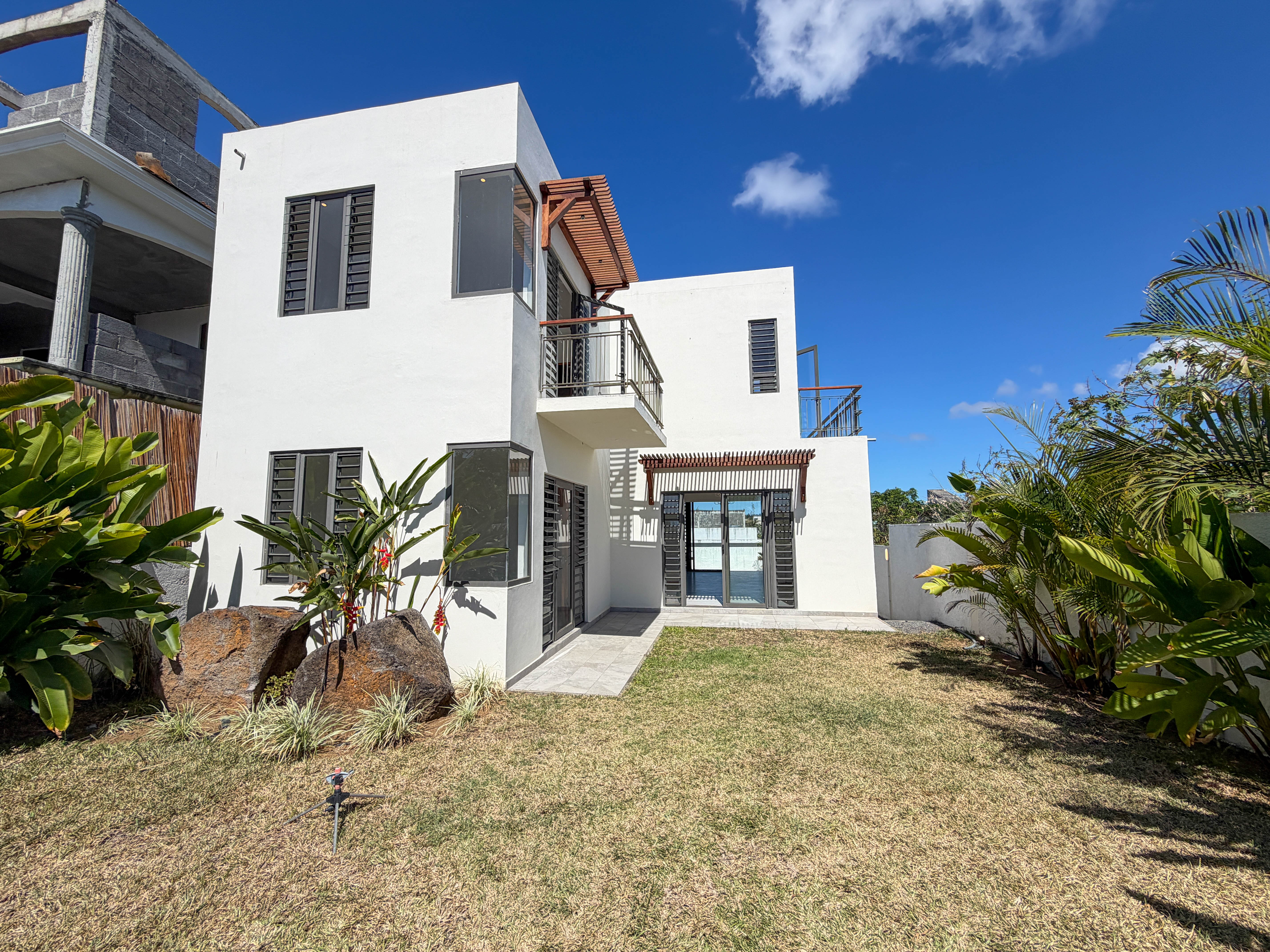BRAND NEW HOUSE WITH POOL | 3 BEDROOMS + SEPARATE OFFICE + STORE ROOM | 110 TOISES | MONT MASCAL REGION | RS 12.9M