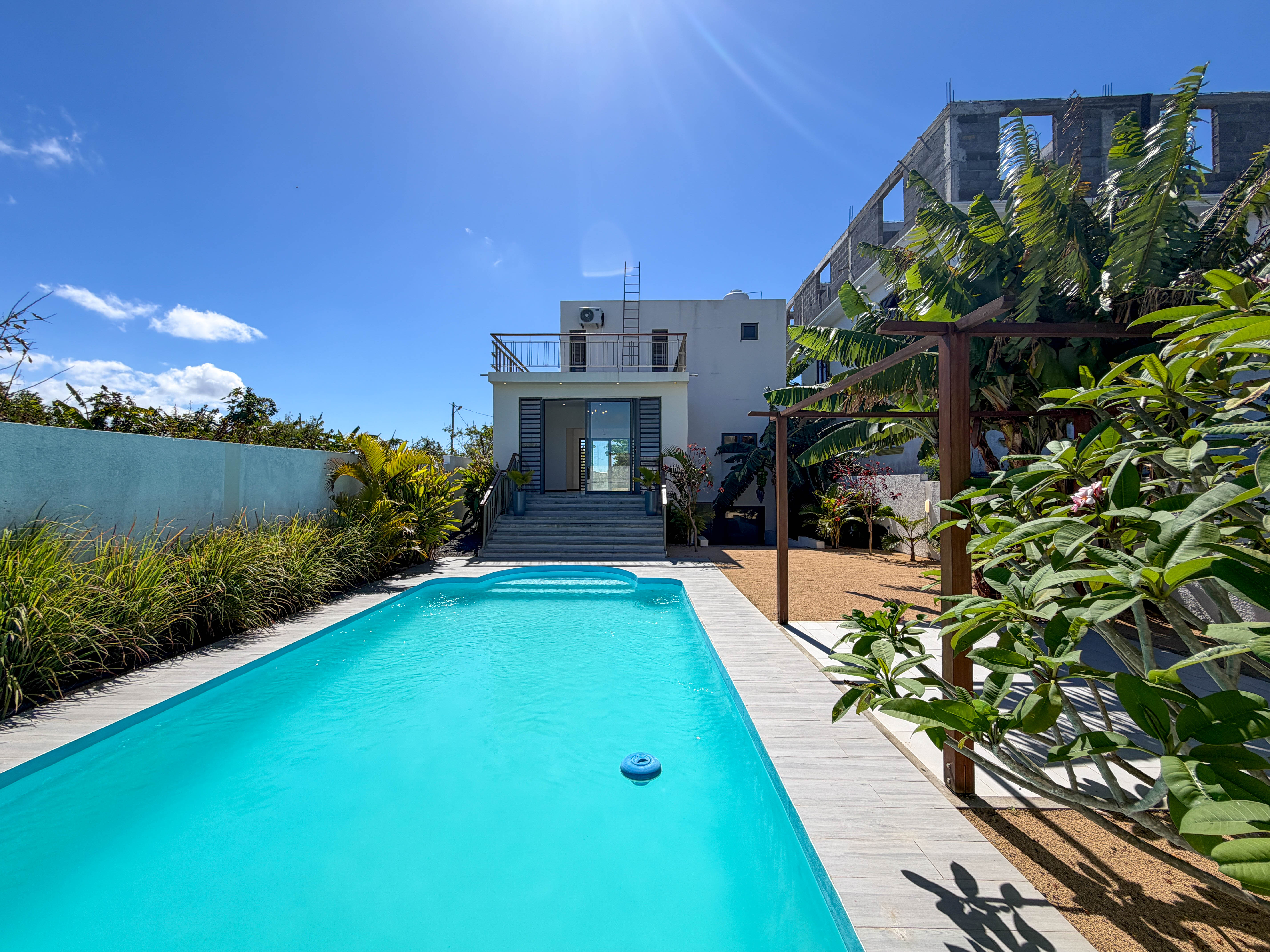 BRAND NEW HOUSE WITH POOL | 3 BEDROOMS + SEPARATE OFFICE + STORE ROOM | 110 TOISES | MONT MASCAL REGION | RS 12.9M 2