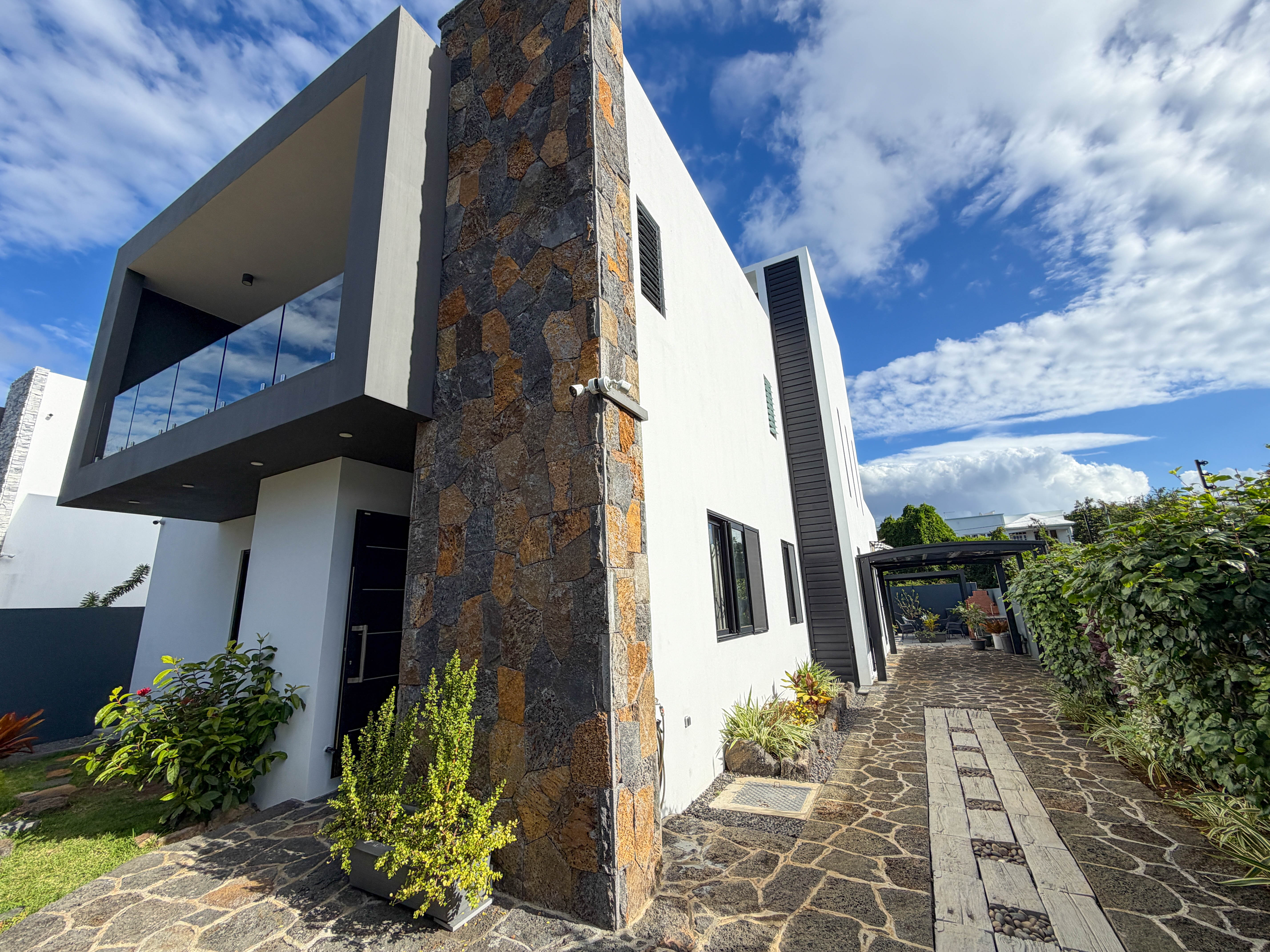 FOR RENT - A 300 M² 3-BEDROOM VILLA IN CALODYNE, MINUTES WALK FROM THE BEACH 2