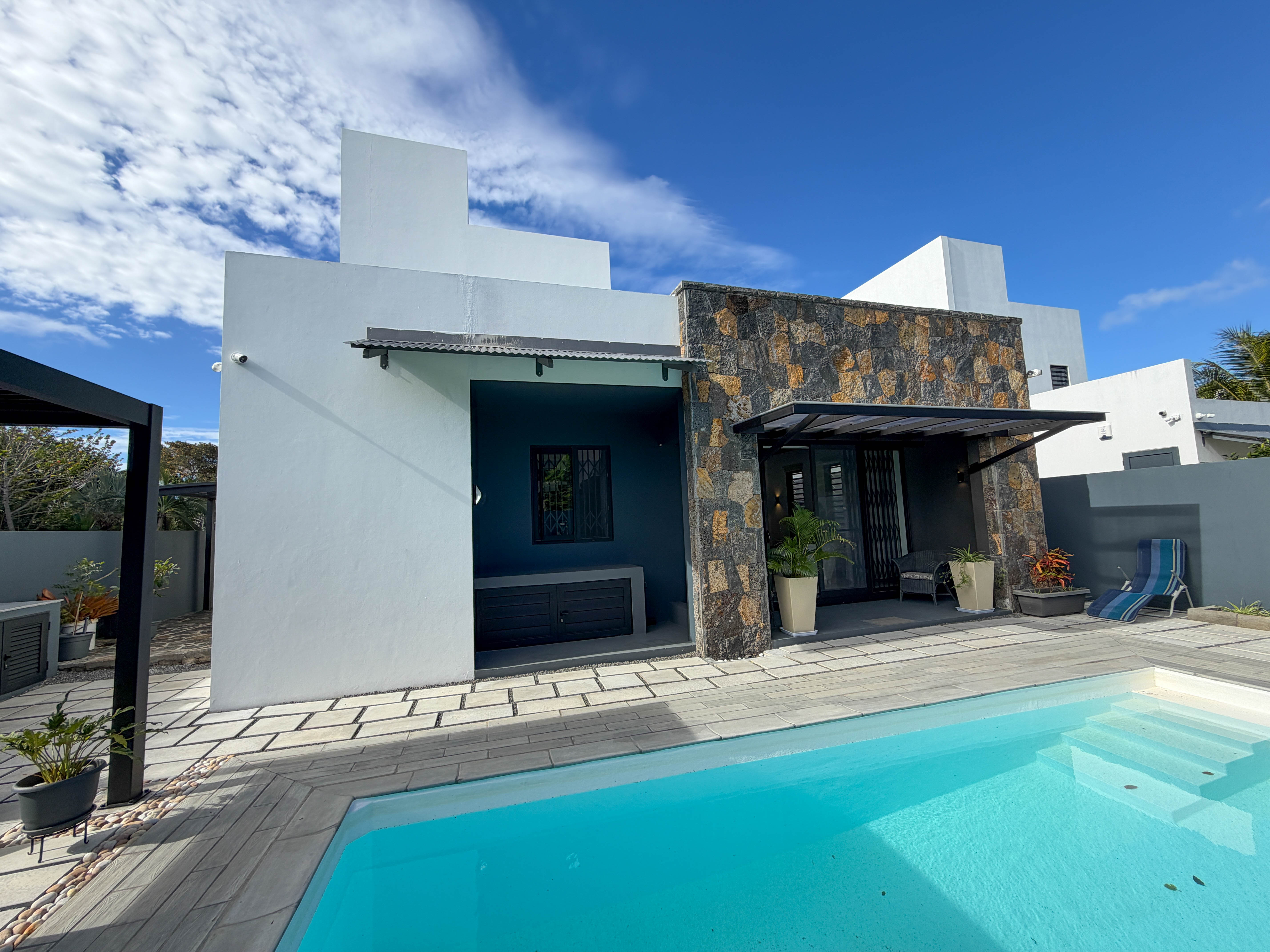 FOR RENT - A 300 M² 3-BEDROOM VILLA IN CALODYNE, MINUTES WALK FROM THE BEACH