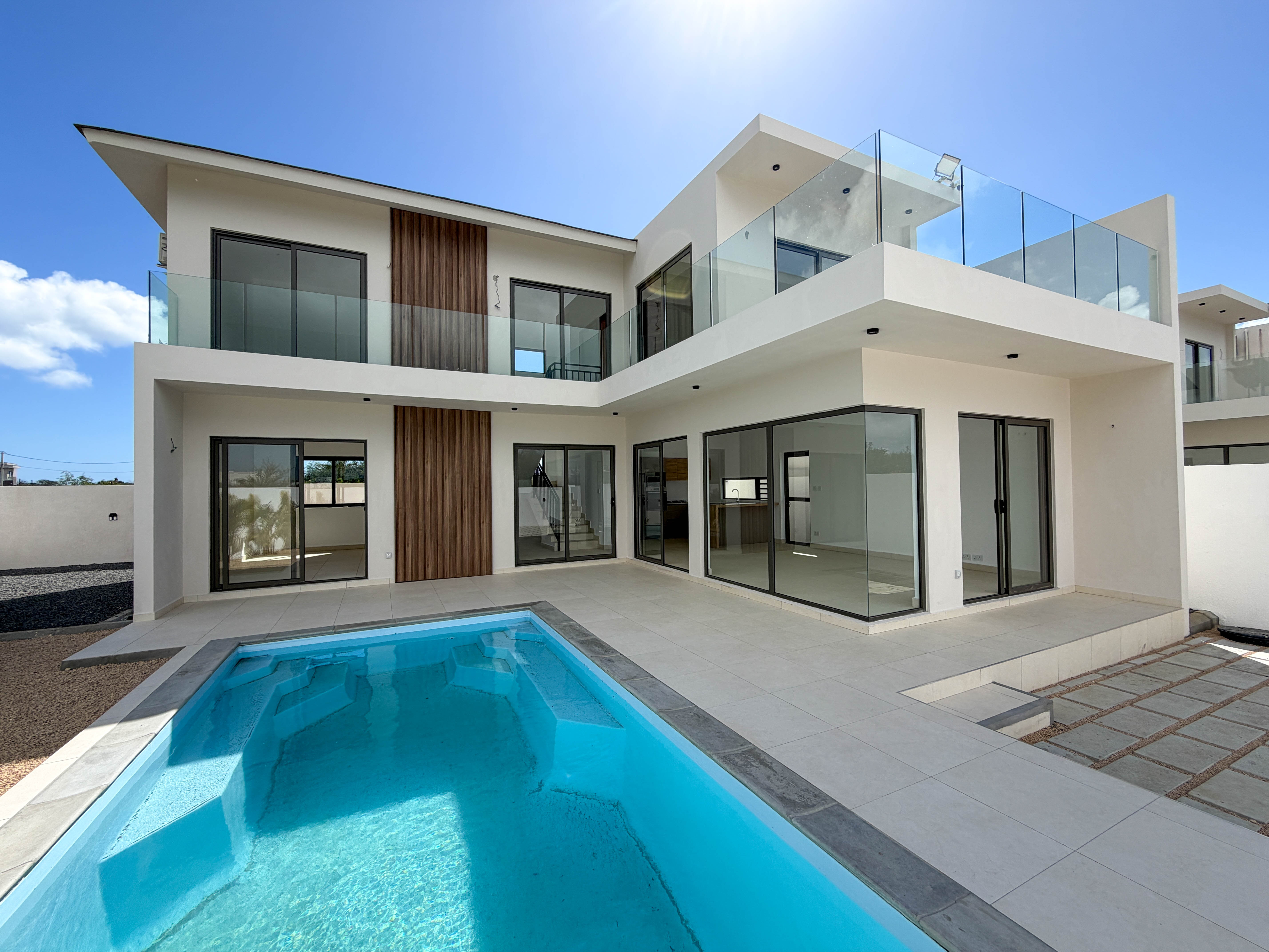 7 NEW VILLAS WITH SHARP, MODERN ARCHITECTURE, ONE ALREADY MOVE IN READY, CAP MALHEUREUX