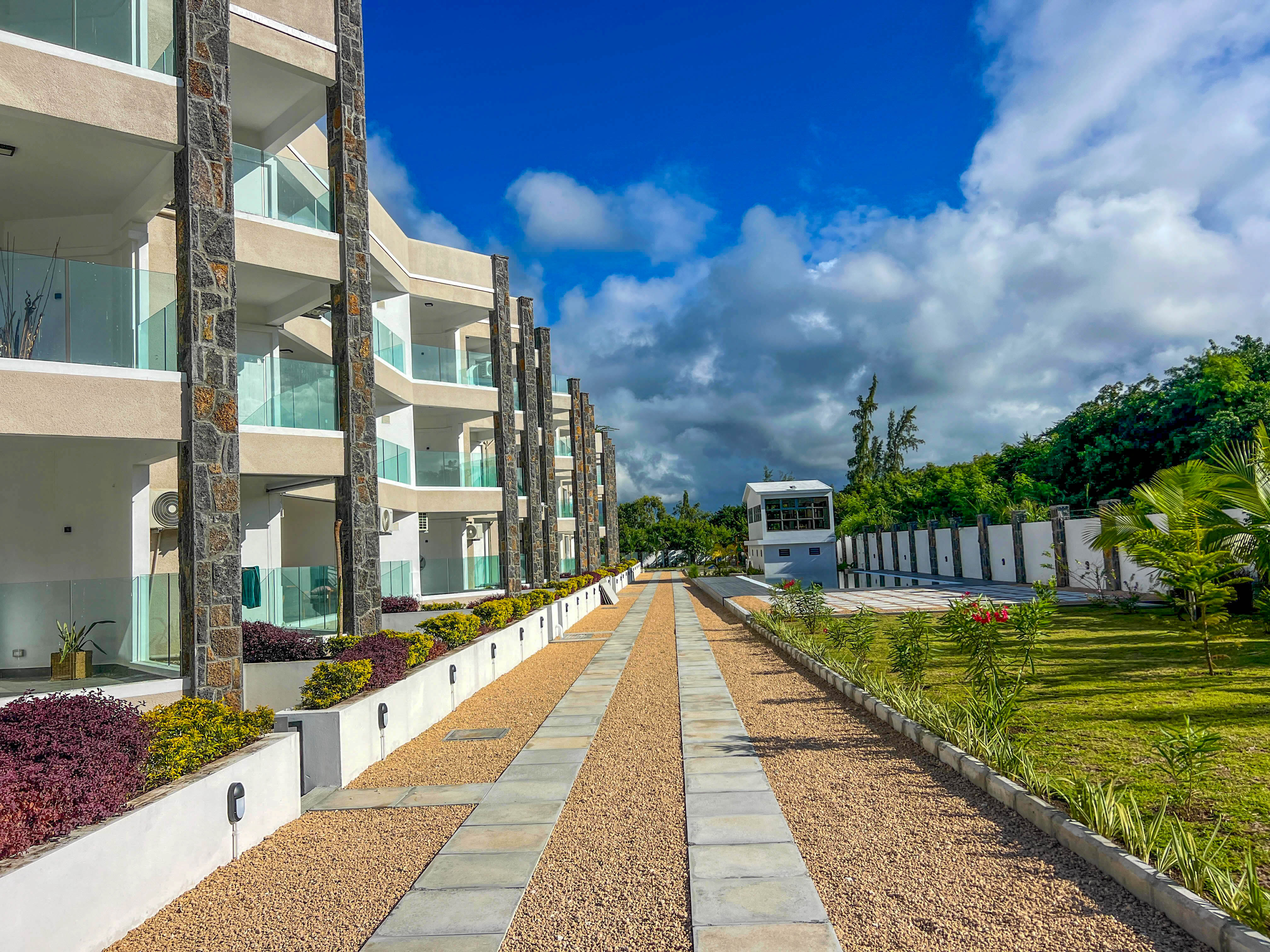 FOR SALE - 2-BEDROOM APARTMENT IN A GATED RESIDENCE- COASTAL ROAD - ROCHES NOIRES 3