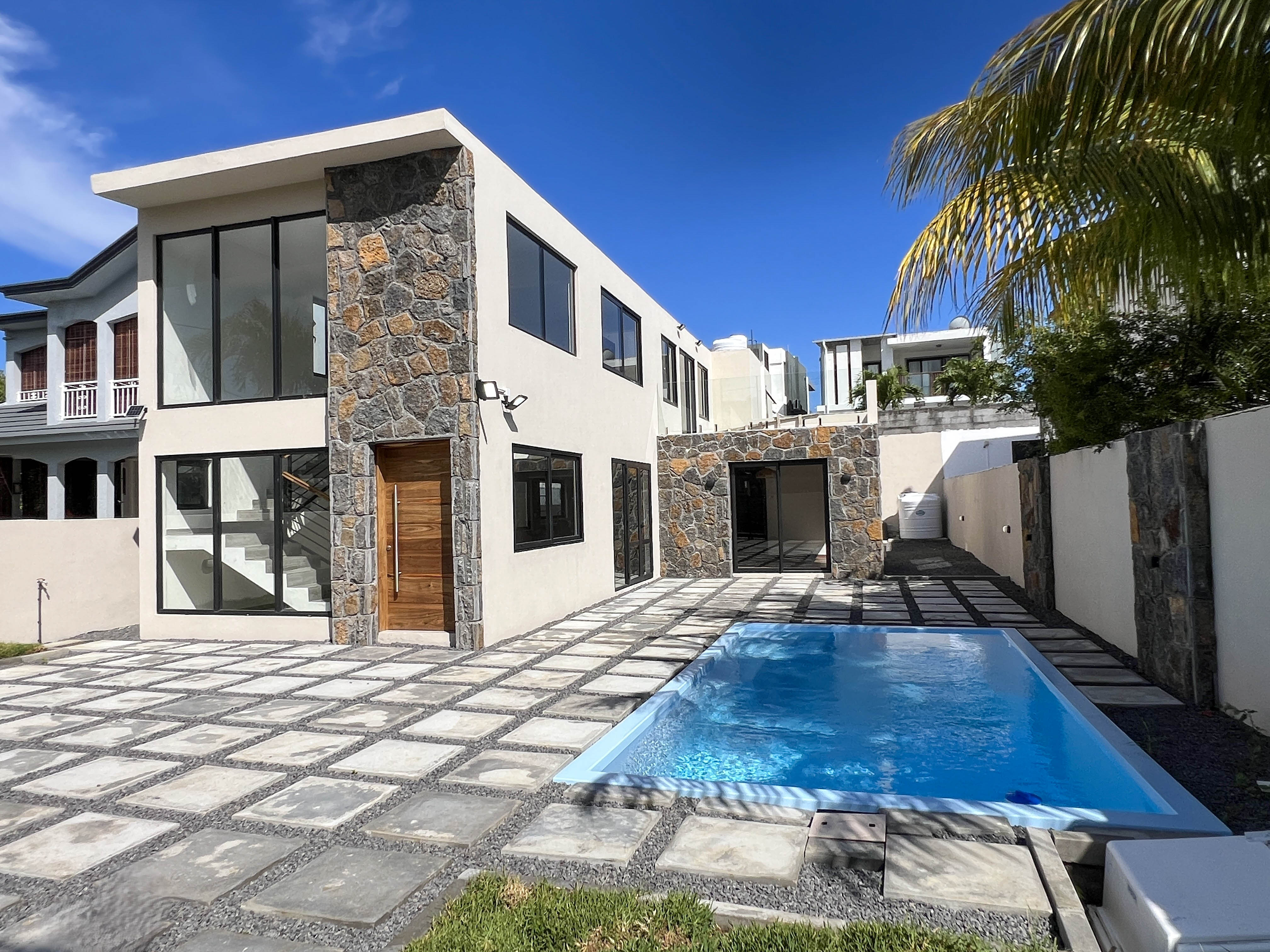FOR SALE - BRAND NEW 3-BEDROOM VILLA - PEREYBERE