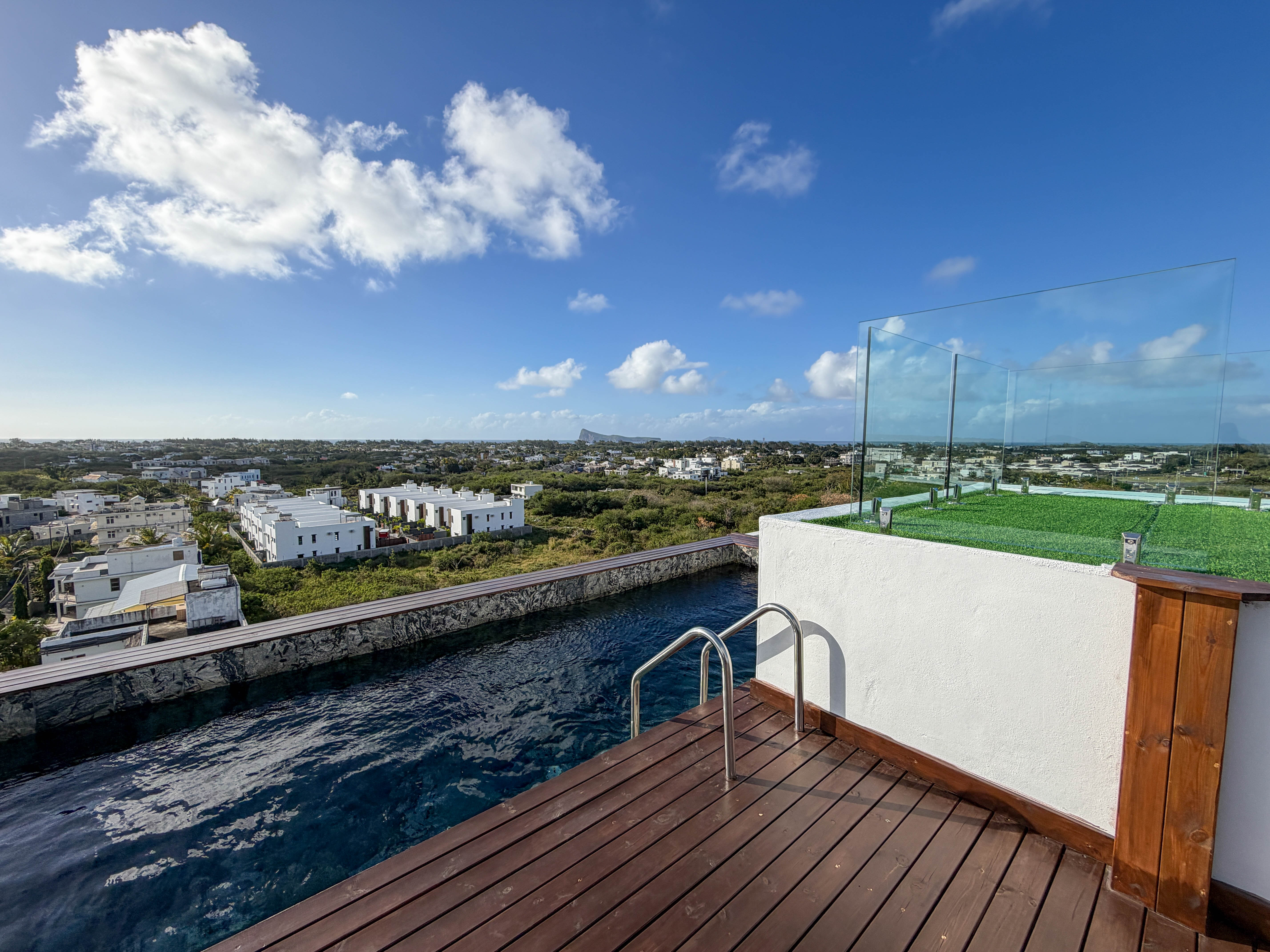 FOR RENT - A 3-BEDROOM PENTHOUSE WITH ITS OWN ROOFTOP POOL, GRAND BAY | CAP MALHEUREUX 2