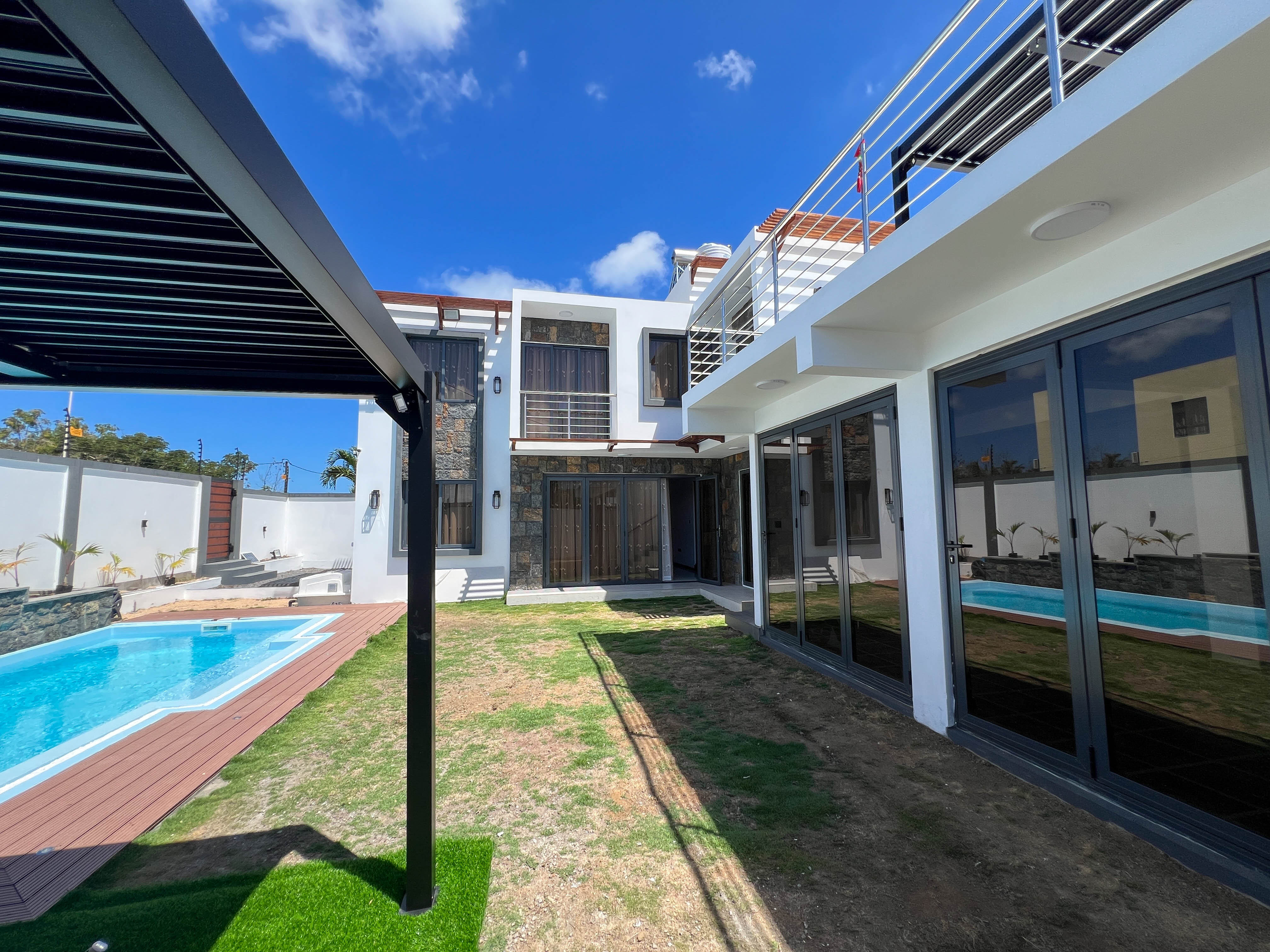 FOR RENT | MODERN 3-BEDROOM VILLA WITH POOL | GRAND BAY