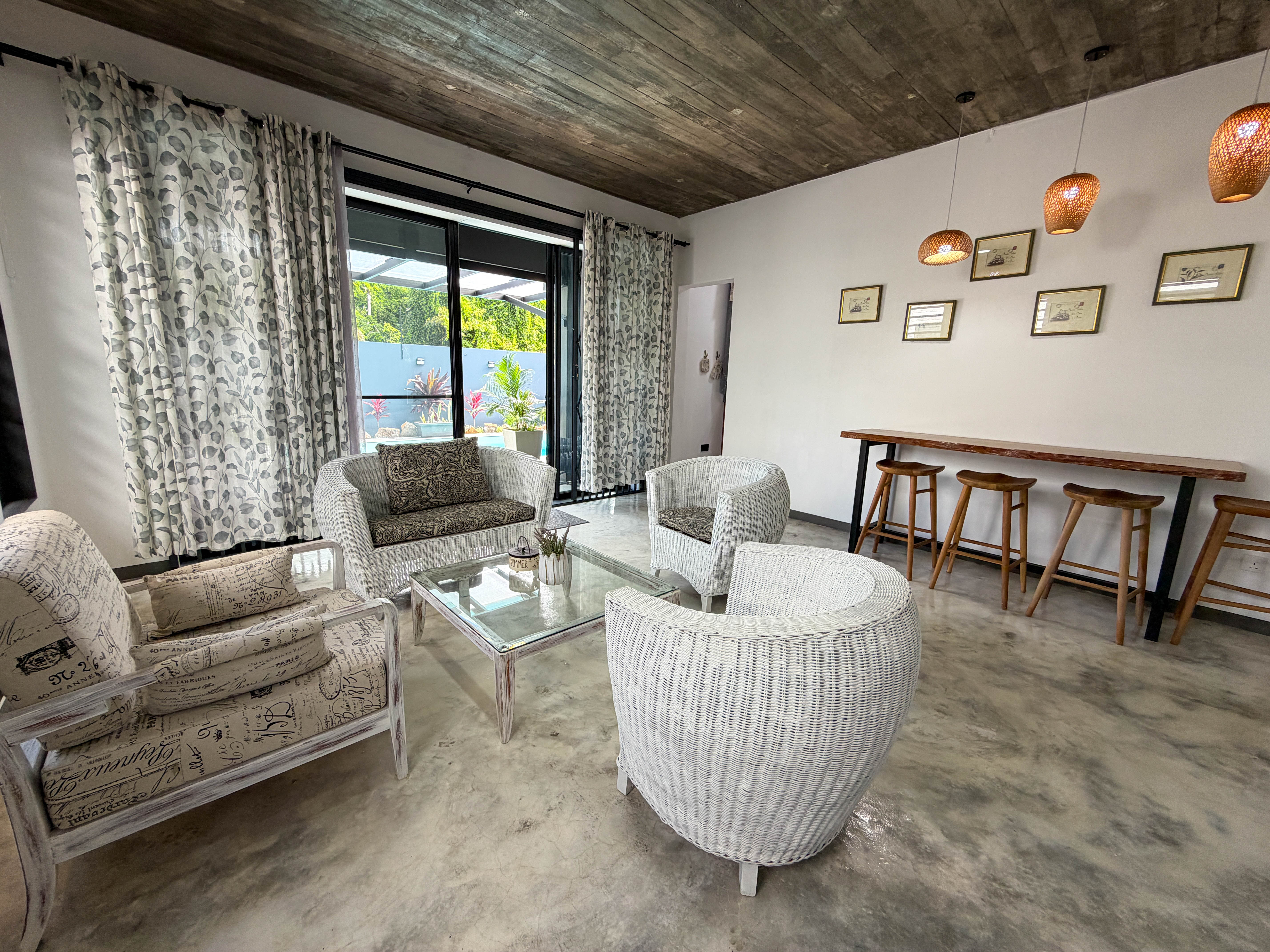 FOR RENT - A 300 M² 3-BEDROOM VILLA IN CALODYNE, MINUTES WALK FROM THE BEACH 4